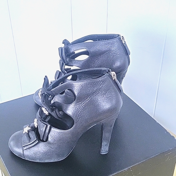 CHANEL Comet Heels - Picture 3 of 9